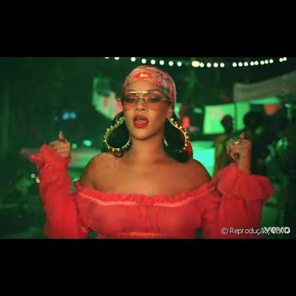 Rihanna tamb?m apostou no batom vermelho mais aberto e de fundo alaranjado para compor o look ciganinha no clipe de 